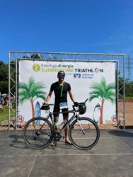 Turner Alexander meistert Triathlon
